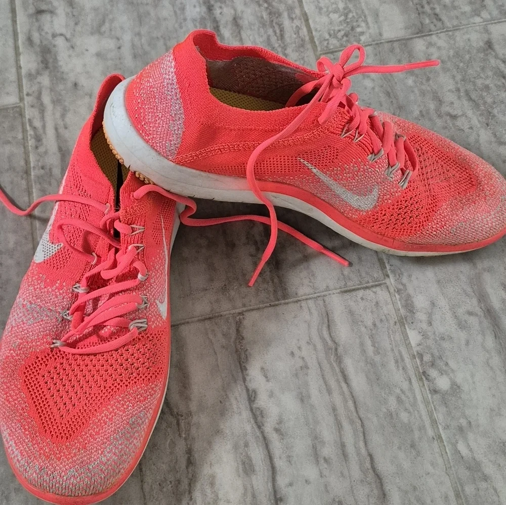 Nike Pink and White Athletic Shoes Modern Sporty Design